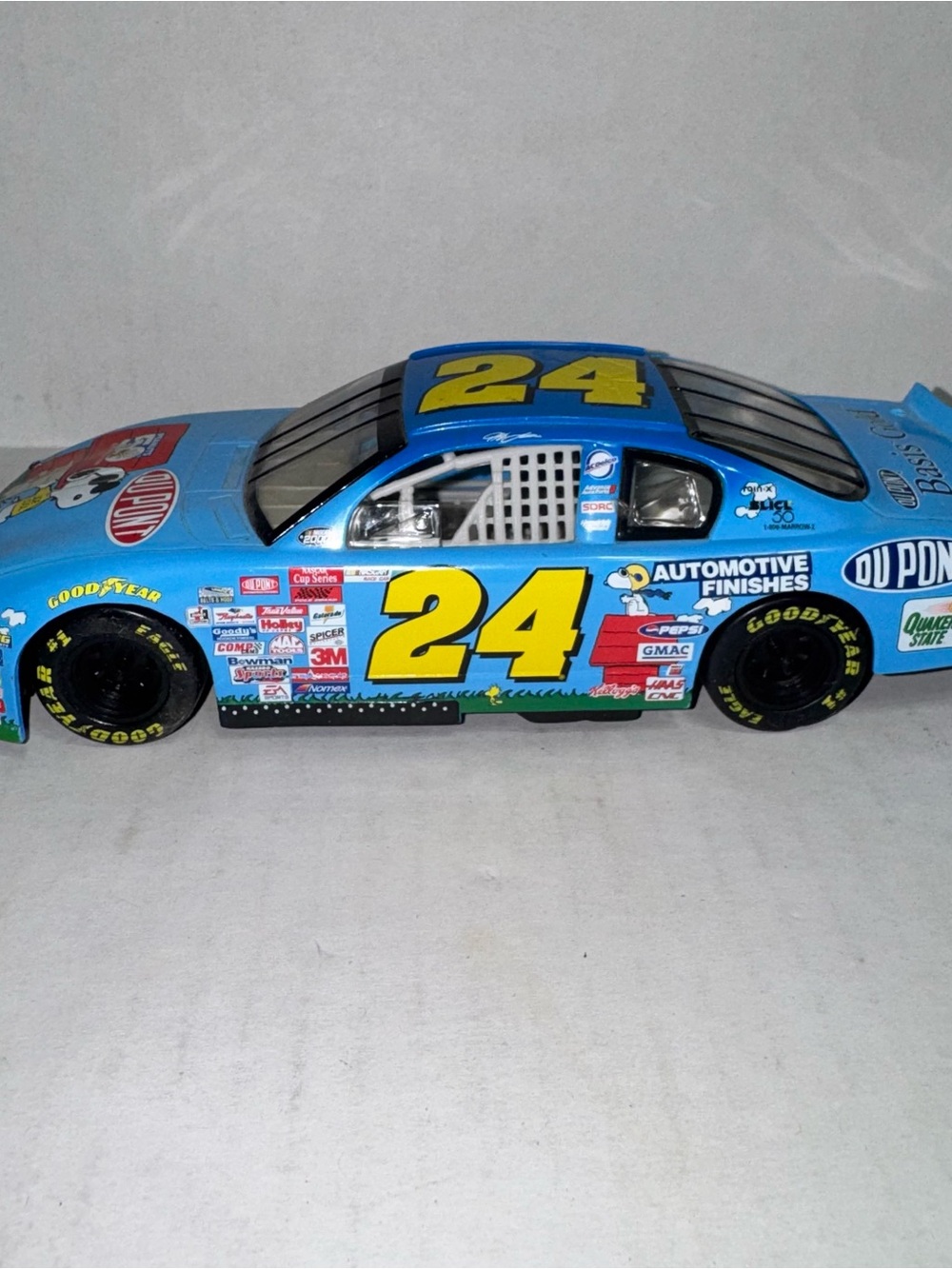 Vintage 2000 Jeff Gordon DuPont peanuts 50th Anniversary 1:24 scale Diecast Car